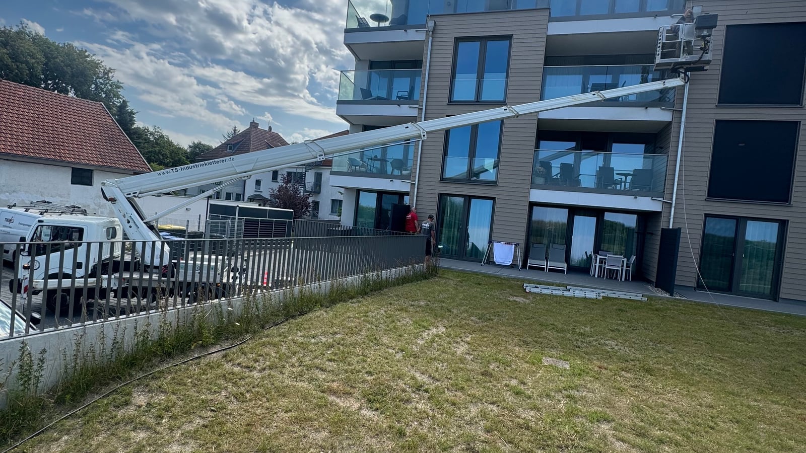 Home 1 Eigener Steiger von TS Industriekletterer im Einsatz an einem Wohngebäude in Berlin